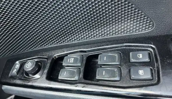 Mahindra XUV400 EV (2023) thumbnail 9