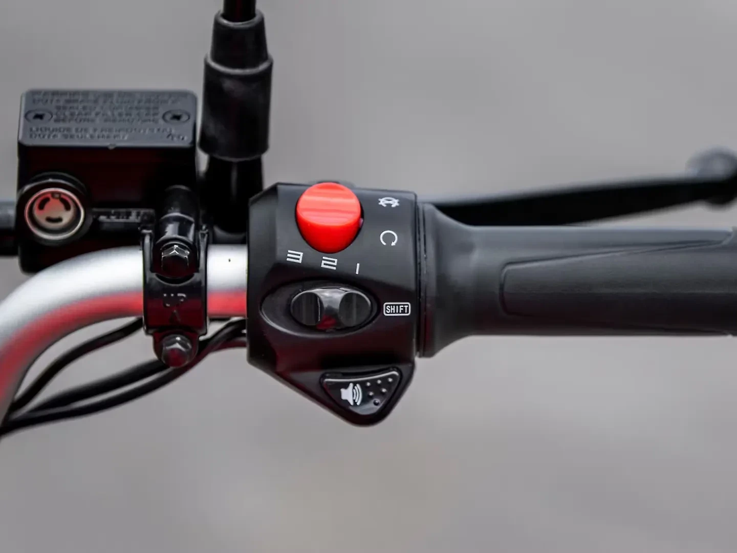 Revolt RV 400 thumbnail 2