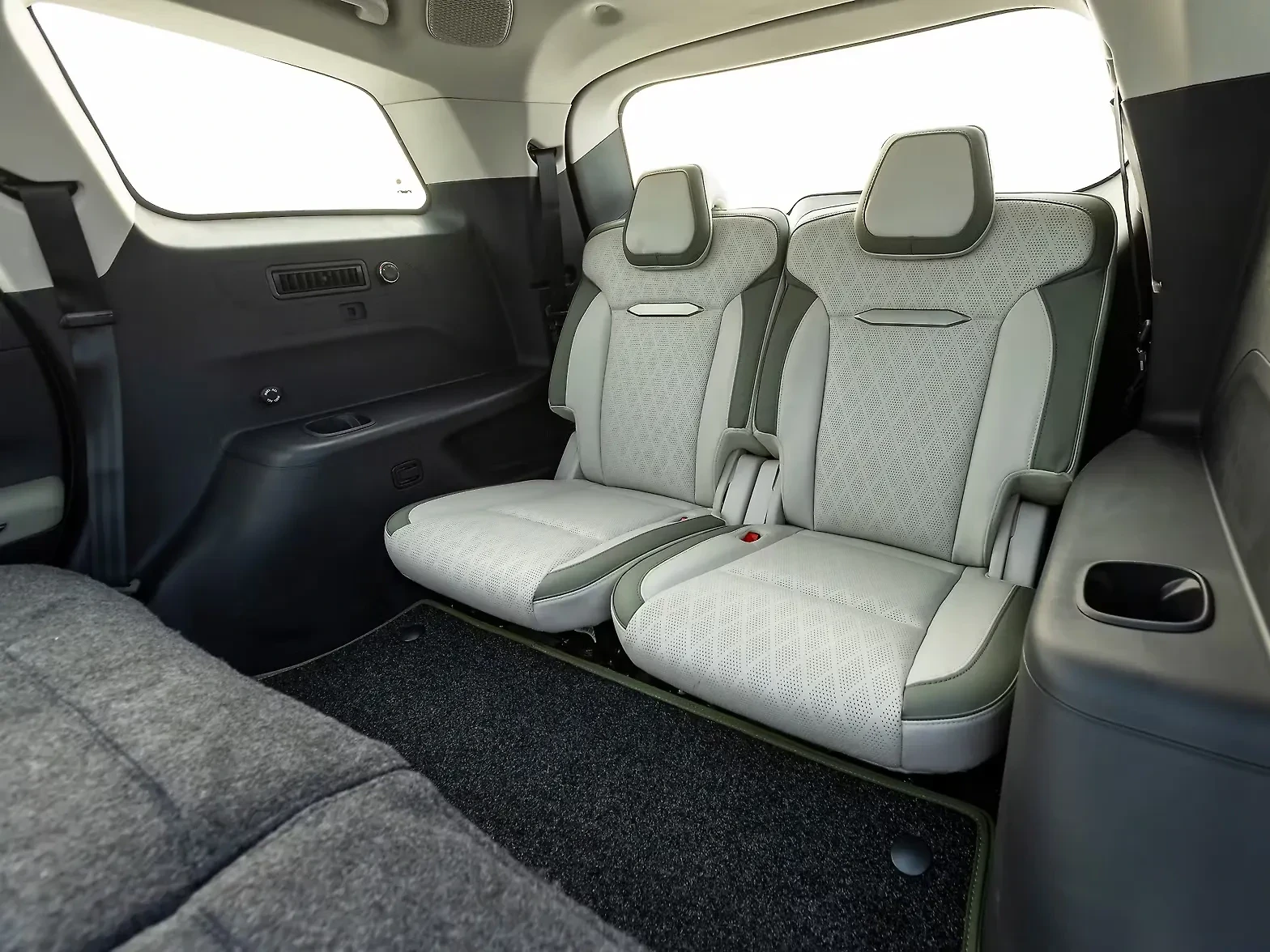 Mahindra XEV 9S thumbnail 2