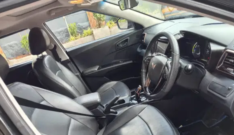 Mahindra XUV400 EV El Fast Charger thumbnail 4