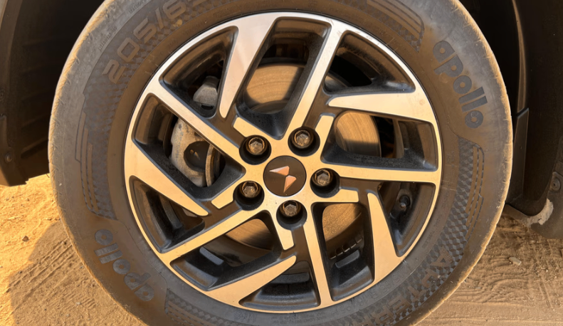 Mahindra XUV400 EV thumbnail 3