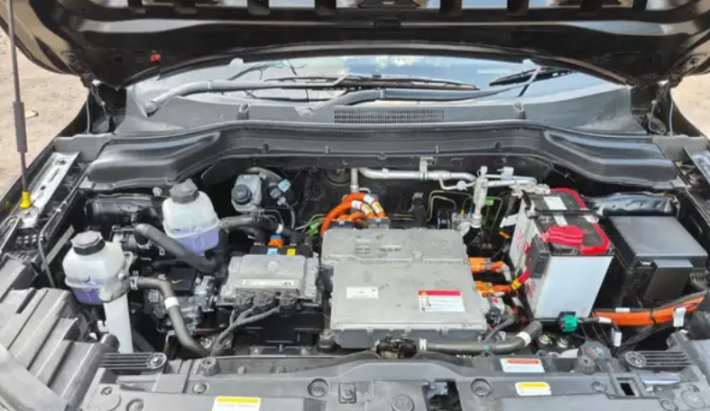 Mahindra XUV400 EV El Fast Charger thumbnail 7