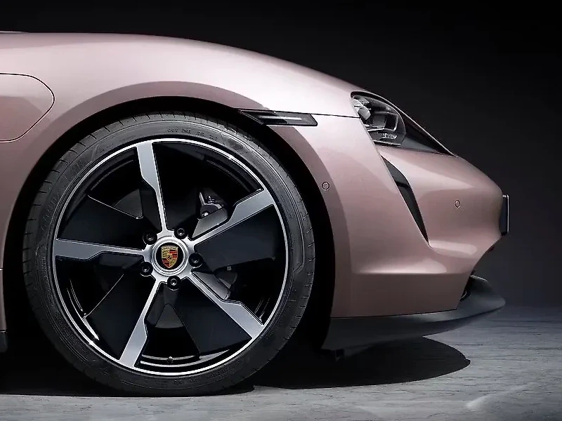 Porsche Taycan thumbnail 4