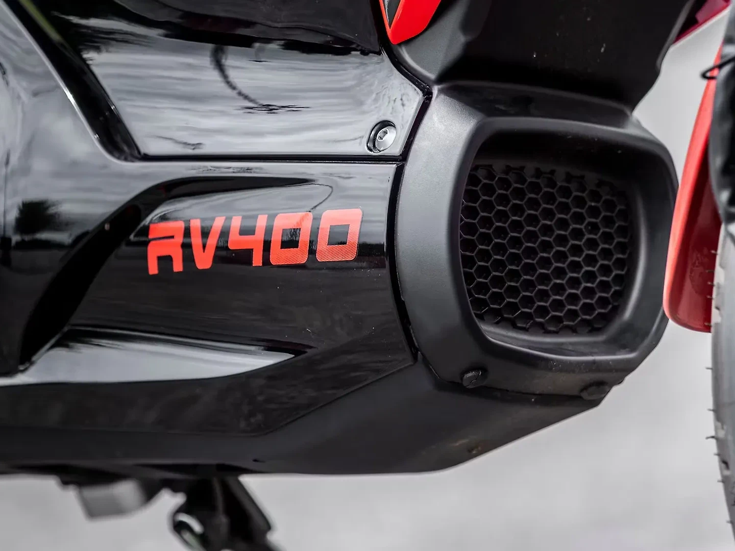 Revolt RV 400 thumbnail 3