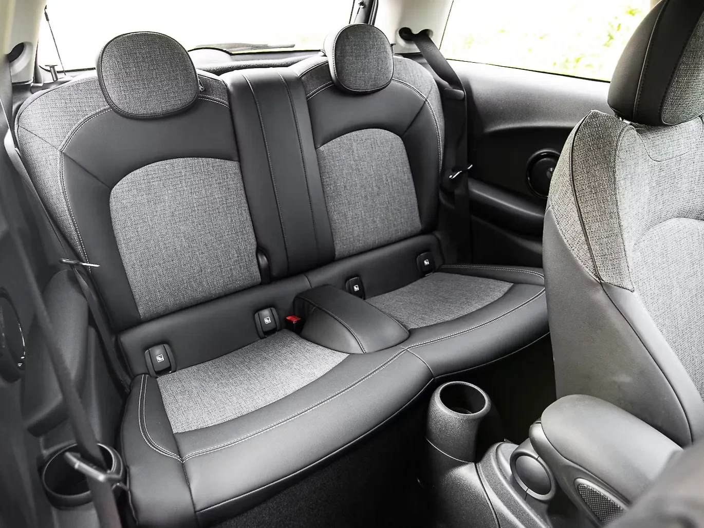 MINI Cooper MINI Cooper SE thumbnail 3