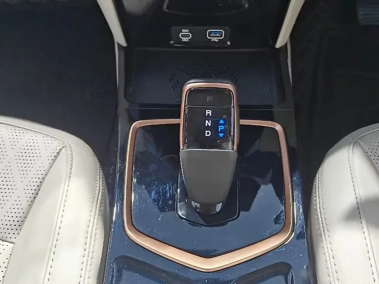 Mahindra XUV 3XO EV thumbnail 3