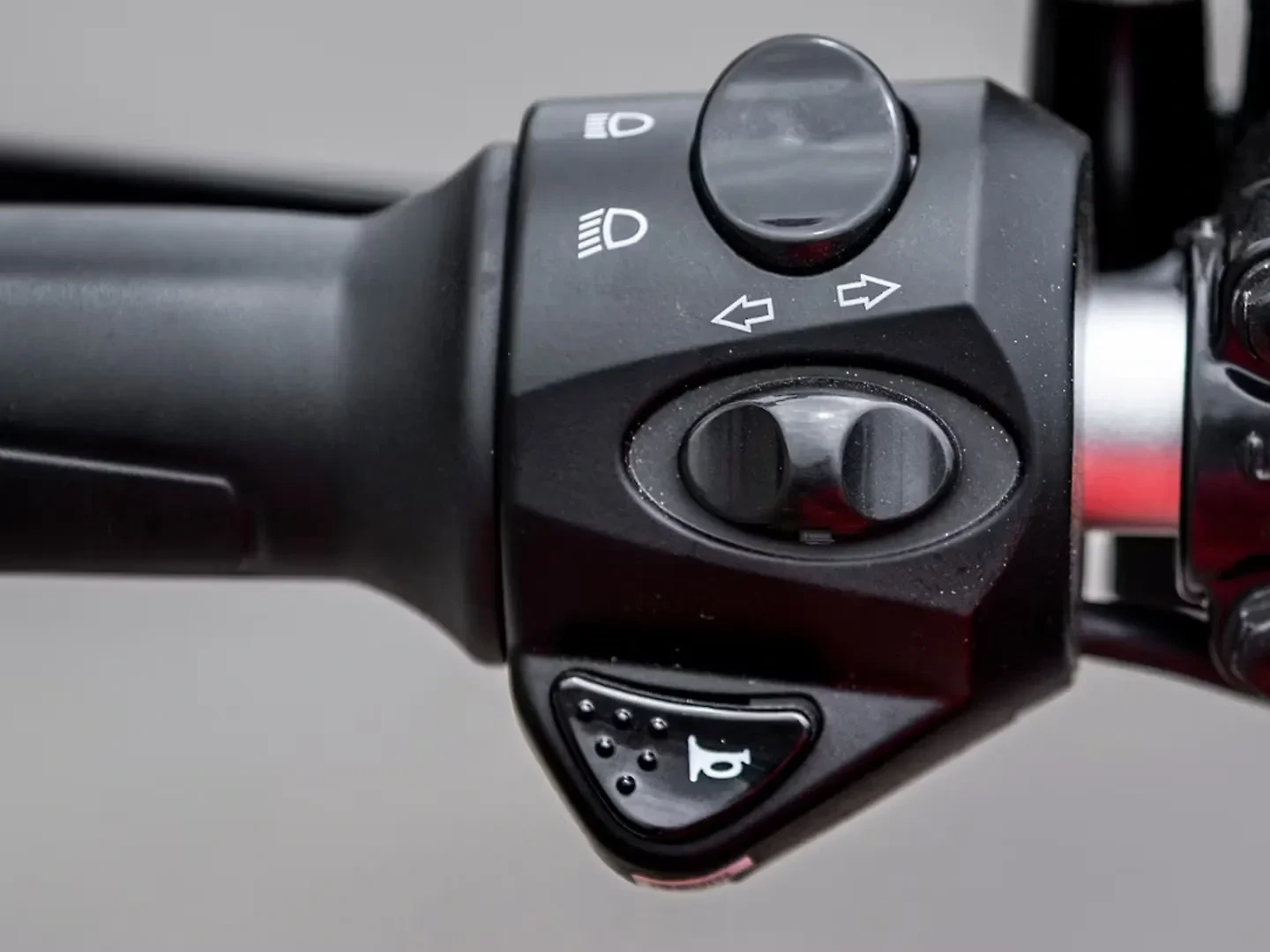 Revolt RV 400 thumbnail 4