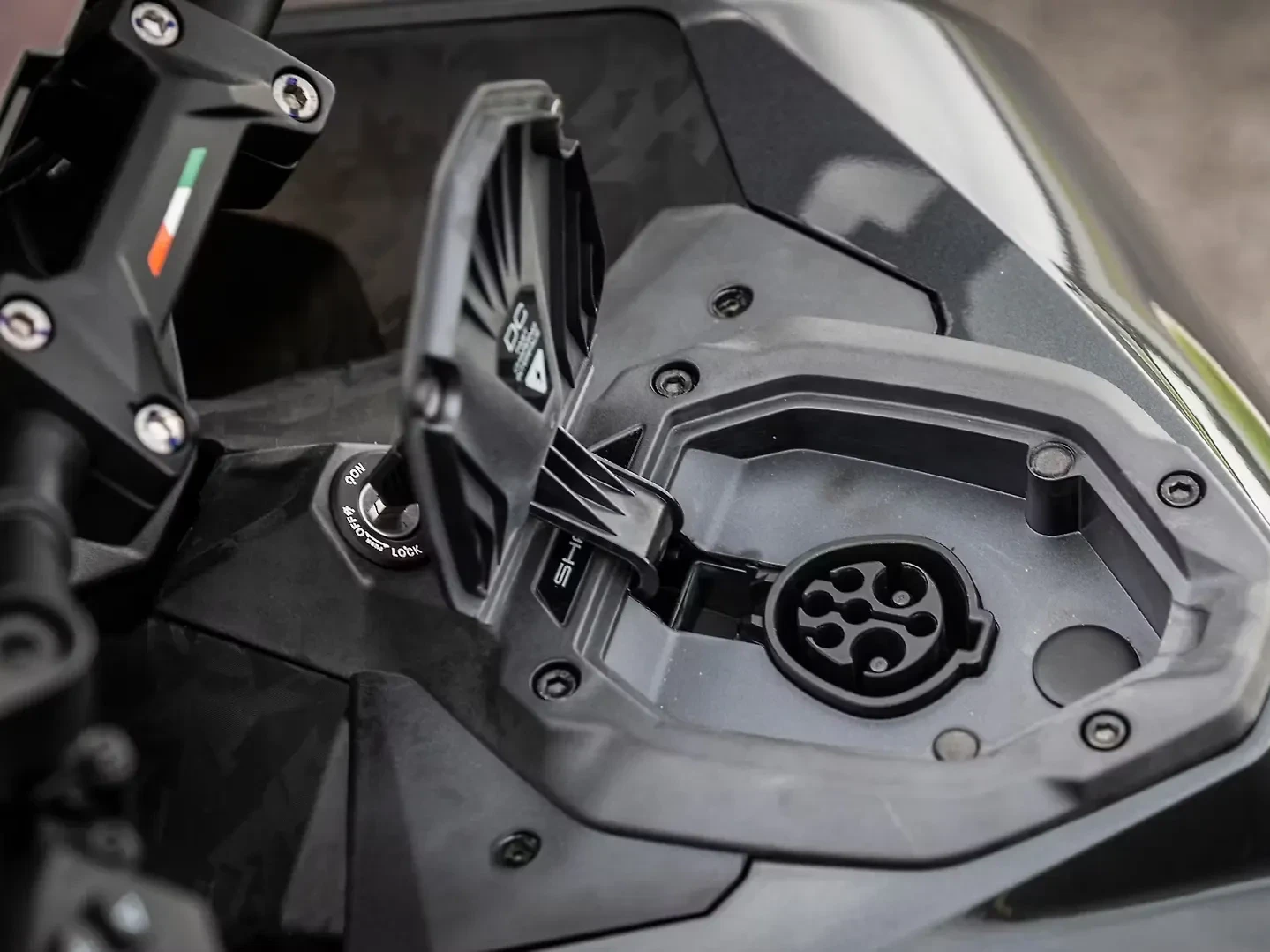 Ultraviolette X47 thumbnail 3