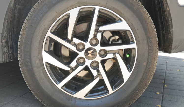 Mahindra XUV400 EV thumbnail 4