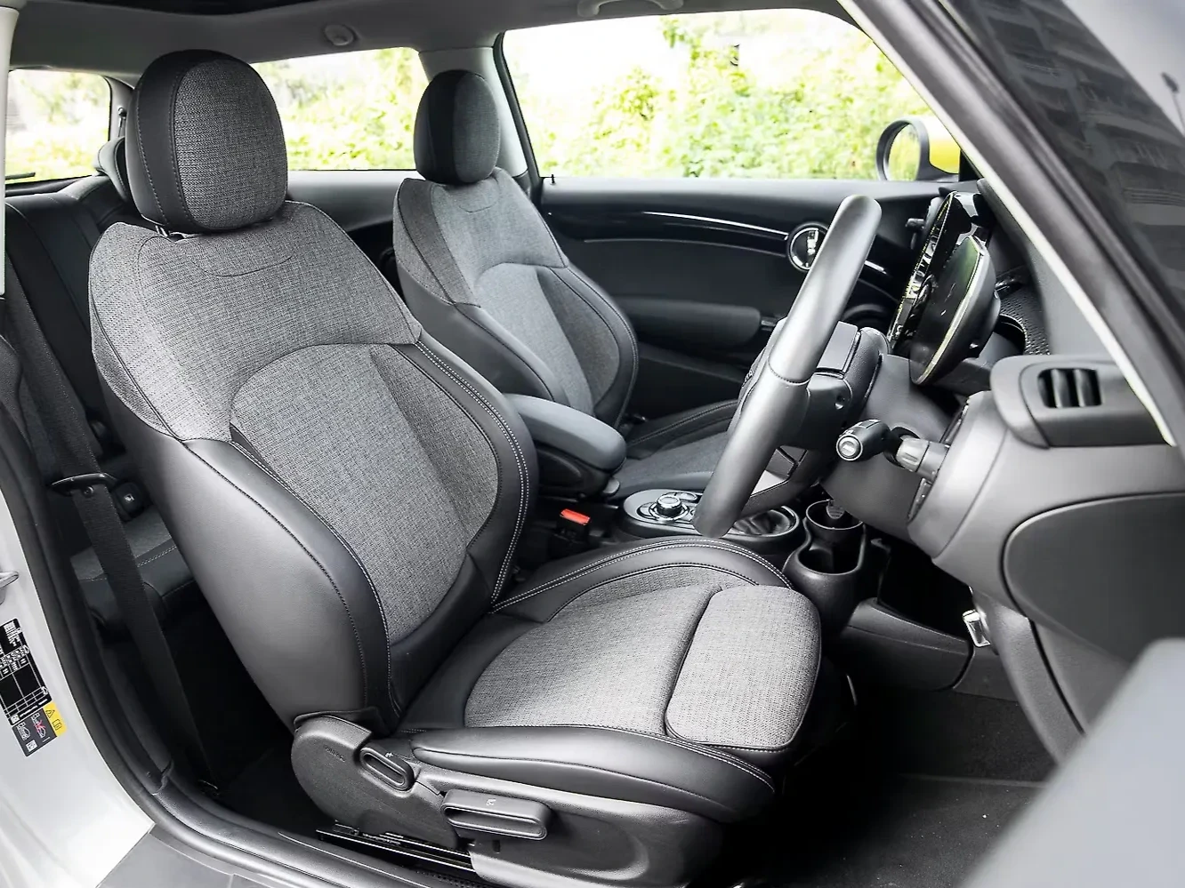 MINI Cooper MINI Cooper SE thumbnail 2