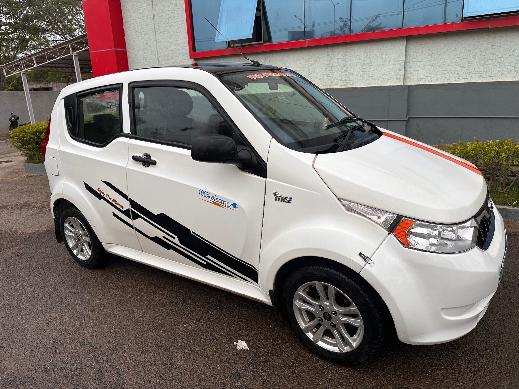 Mahindra E2O Plus P4 thumbnail 2