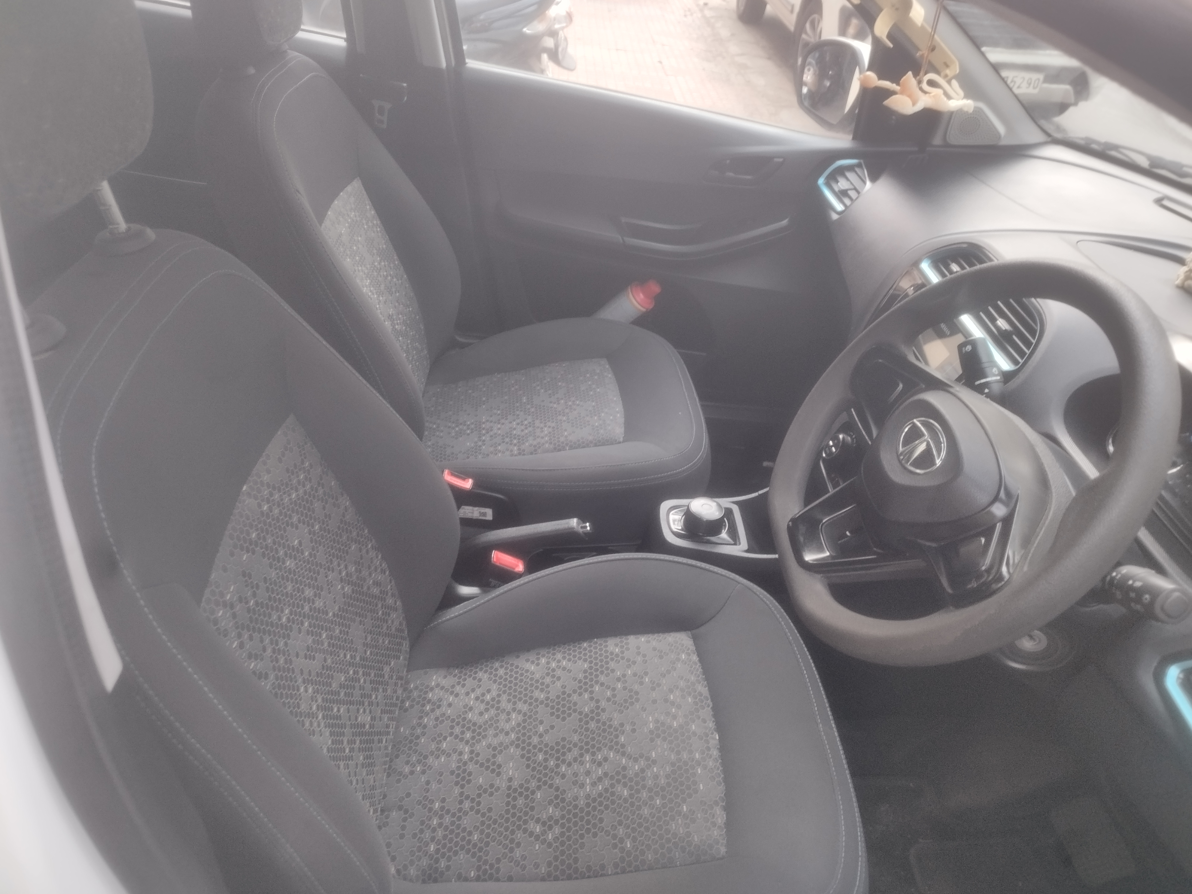Tata Tigor EV Xe thumbnail 2