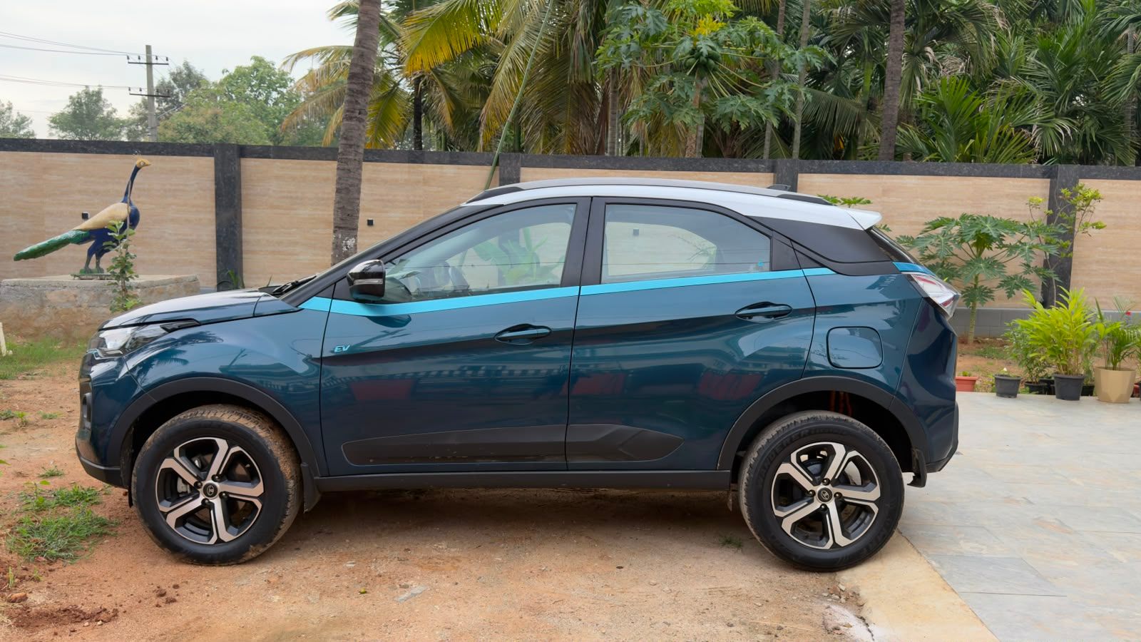 Tata Nexon EV Fearless thumbnail 3