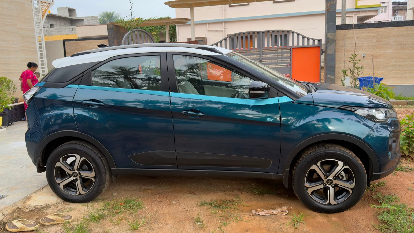 Tata Nexon EV Fearless thumbnail 4