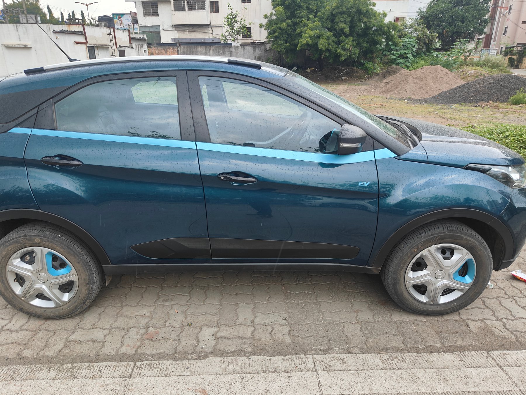 Tata Nexon EV Fearless thumbnail 2