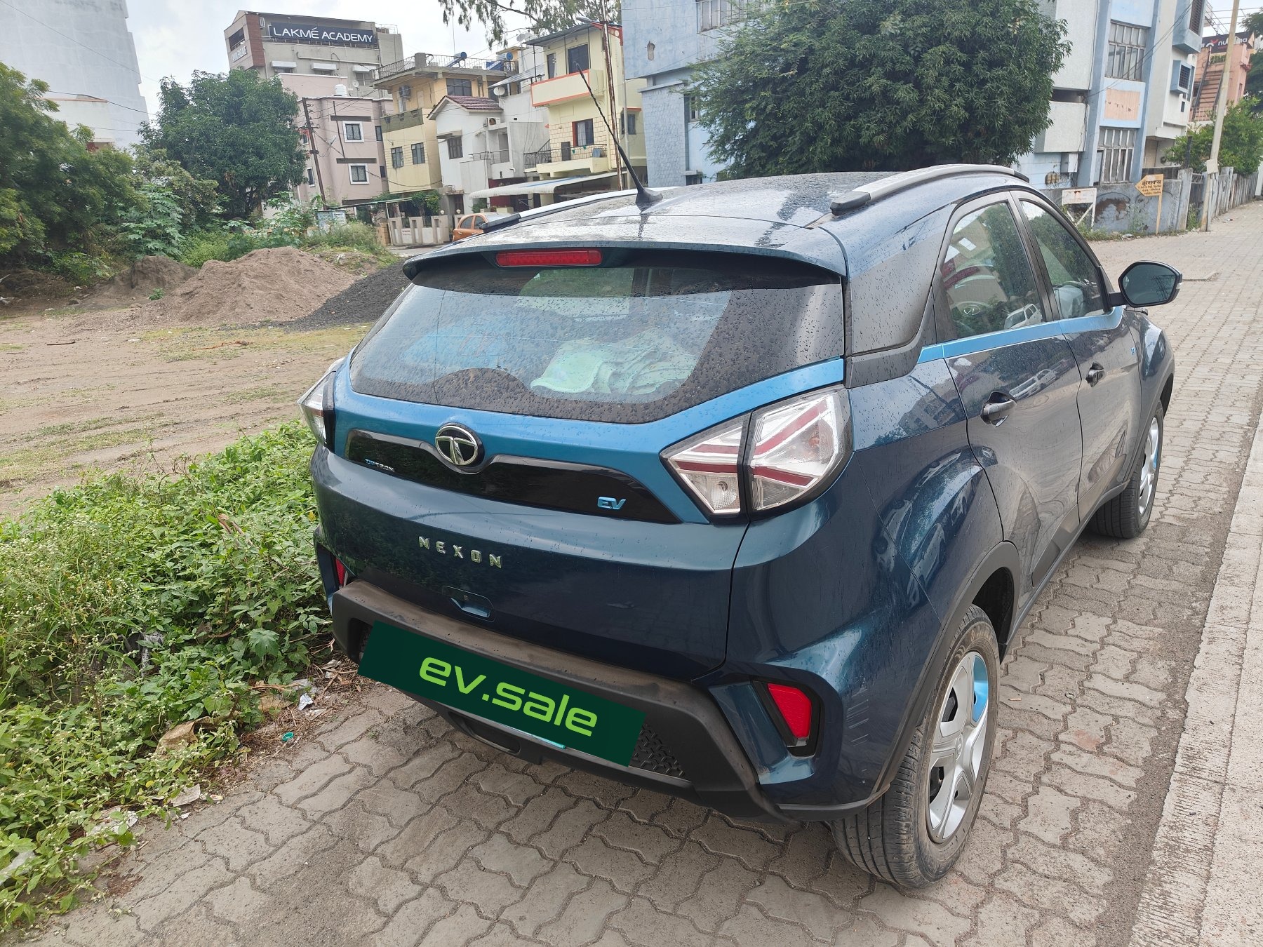 Tata Nexon EV Fearless thumbnail 3