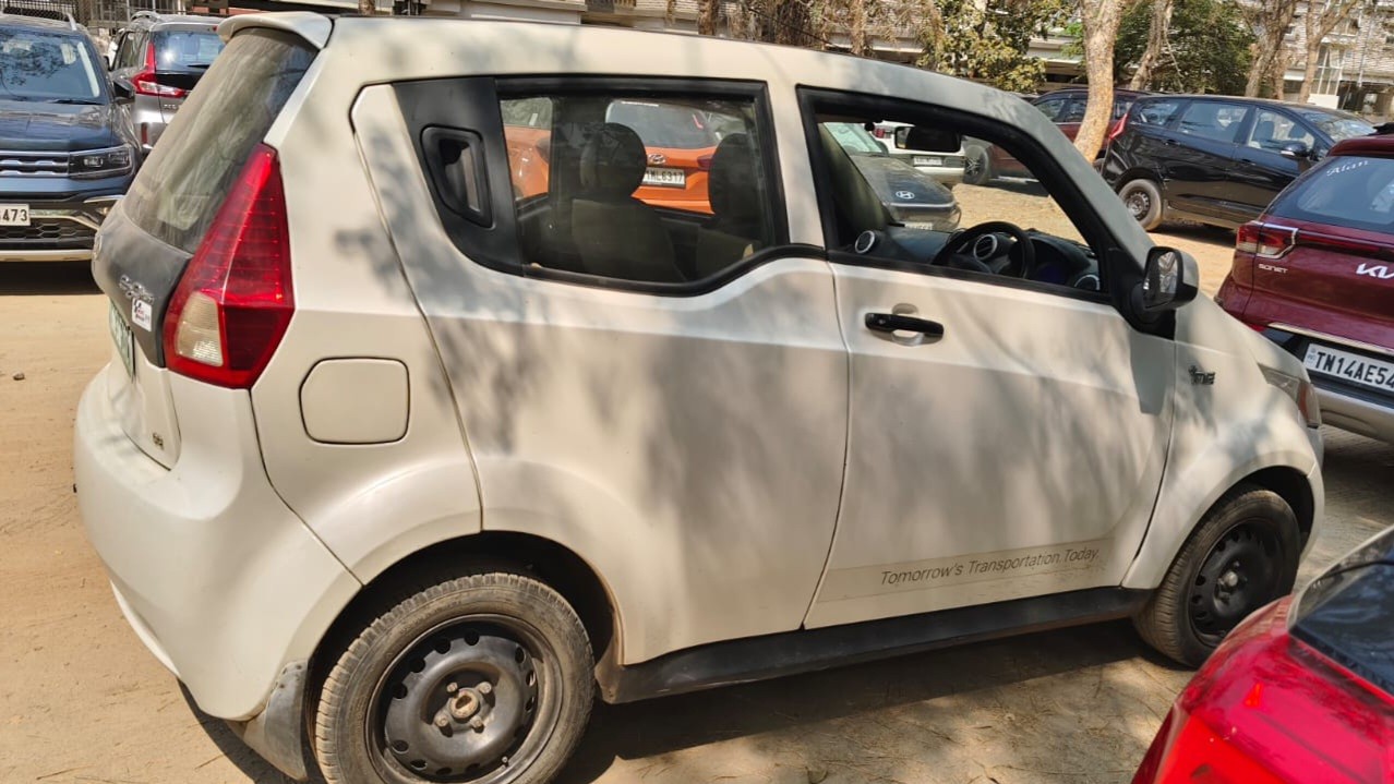 Mahindra E2O Plus P4 thumbnail 2